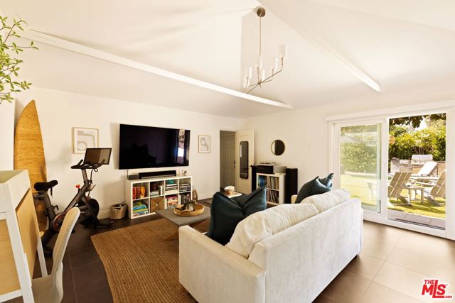 13128 Hartsook Street, Sherman Oaks CA: https://media.crmls.org/mediaz/c9f5749f-e29a-4842-b88f-d92fb1bdf2cd.jpg