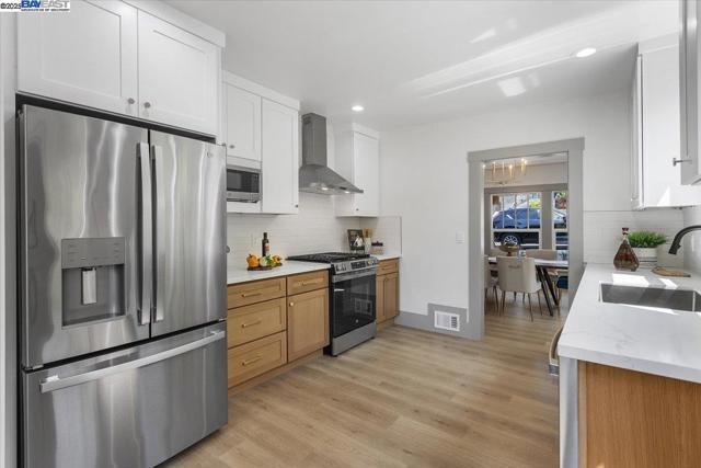 689 Santa Ray Ave, Oakland CA: https://media.crmls.org/mediaz/c9f69534-6f5c-4a2c-b3b7-d3cd544d2ffc.jpg