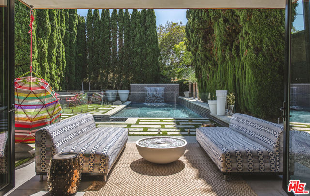 2656 32nd Street, Santa Monica CA: https://media.crmls.org/mediaz/c9f7432b-7910-490a-aa0a-abf44c52cc53.jpg