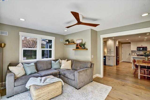 27 Serene Ct, Danville CA: https://media.crmls.org/mediaz/c9f74f5a-4fef-404c-8e0c-ee13fa281879.jpg