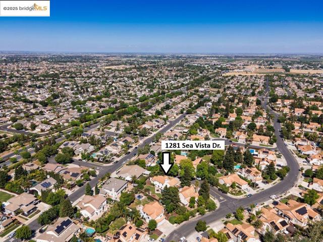 1281 Sea Vista Dr, Brentwood CA: https://media.crmls.org/mediaz/c9f86e42-2347-412e-a8b8-1660518b6192.jpg