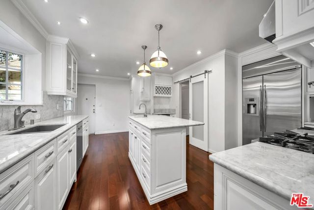 618 N Rodeo Drive, Beverly Hills CA: https://media.crmls.org/mediaz/c9f87641-2e60-41c8-9eea-a2b7e4009656.jpg