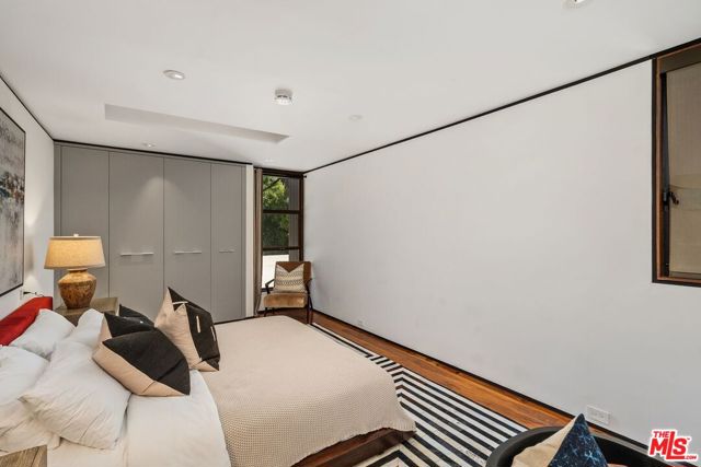 1005 Elden Way, Beverly Hills CA: https://media.crmls.org/mediaz/c9f934b6-5522-41d3-b62c-5602718ddc75.jpg