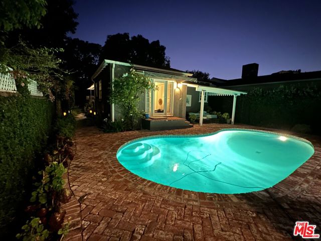 800 N Rose Street, Burbank CA: https://media.crmls.org/mediaz/c9f93f9d-c9a3-46b8-b610-2dfc323210ef.jpg