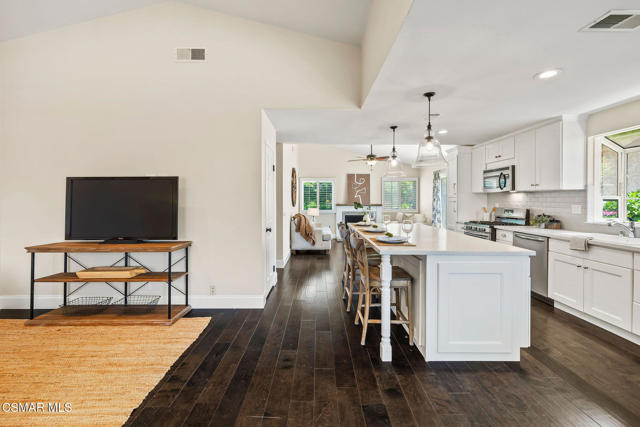 4570 N Vistapark Drive, Moorpark CA: https://media.crmls.org/mediaz/c9fa2a45-eef5-4fb1-a8cc-4e69c95a2e1e.jpg