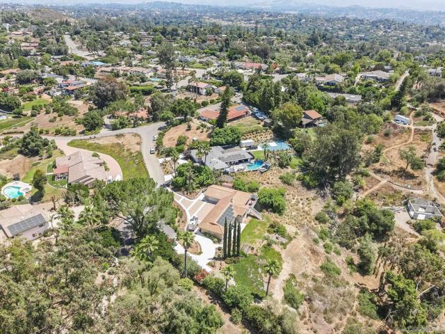 1271 Via Sendero, Escondido CA: https://media.crmls.org/mediaz/c9fa6d16-e5ec-4107-b821-d792a93210e8.jpg