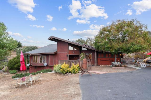2410 Mount Elena Way, Jamul CA: https://media.crmls.org/mediaz/c9fab06a-7e17-420e-95fa-065eb757f91a.jpg