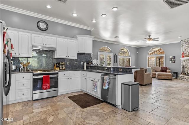 Detail Gallery Image 12 of 69 For 26050 Cumberland Rd, Tehachapi,  CA 93561 - 4 Beds | 3 Baths