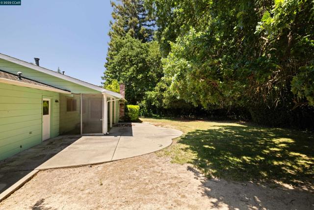 18 Garden Estates Ct, Alamo CA: https://media.crmls.org/mediaz/c9fed662-7b14-4ab6-ba8f-8ec8b7b7b2a1.jpg