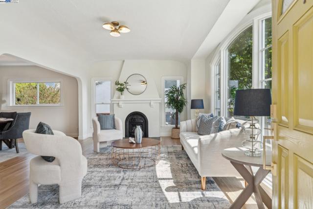 1827 Moreland Dr, Alameda CA: https://media.crmls.org/mediaz/c9ff041b-5523-4068-8a6a-24ea917a6131.jpg