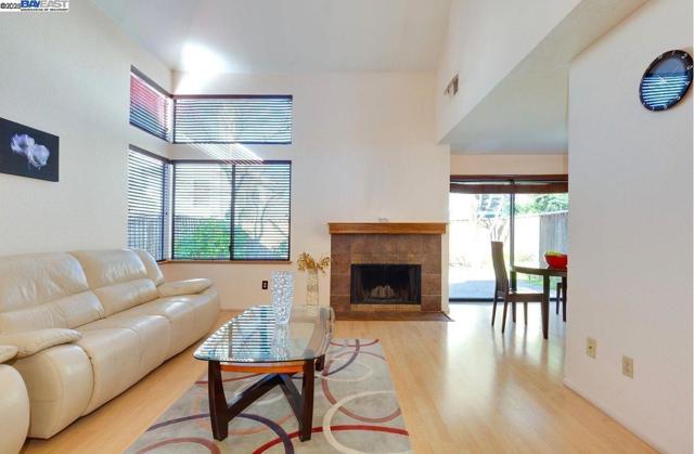 35 Leonard Ct, Alameda CA: https://media.crmls.org/mediaz/c9ff828e-a839-477b-be24-e5f9446d8497.jpg