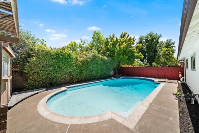 1059 Lakehurst Rd, Livermore CA: https://media.crmls.org/mediaz/c9ffe249-831b-42ae-bd39-7eecc69b4a11.jpg