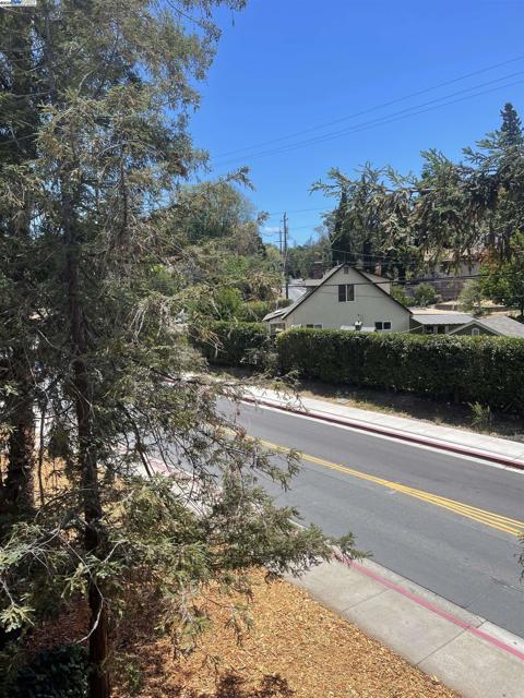 185 Sierra Dr, Walnut Creek CA: https://media.crmls.org/mediaz/ca0040c7-292b-4a3b-8043-19b7f5e71184.jpg