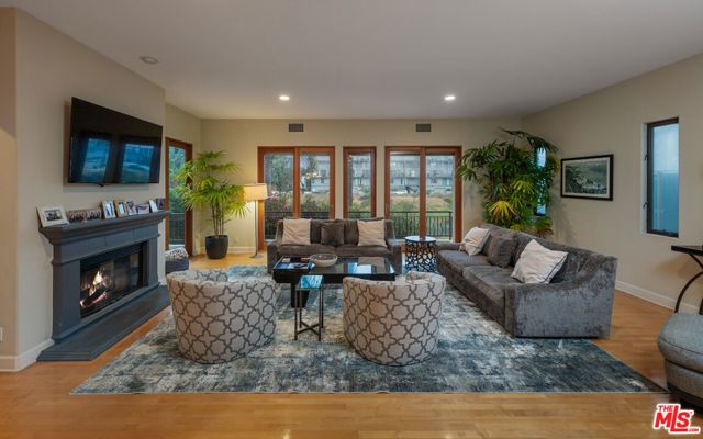 4115 Roma Court, Marina del Rey CA: https://media.crmls.org/mediaz/ca004ff1-6902-4f61-9346-e47c5ad05a74.jpg