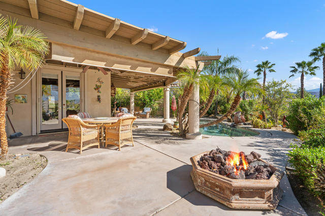 5 Lake Louise Court, Rancho Mirage CA: https://media.crmls.org/mediaz/ca018101-7a6b-42a7-93cc-59507d6f8e47.jpg