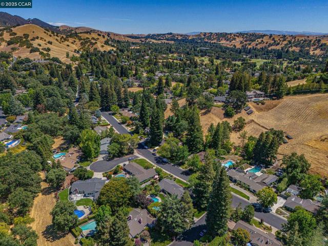 1023 White Gate Rd, Alamo CA: https://media.crmls.org/mediaz/ca02356b-7e00-48bc-8b16-0b225462243b.jpg