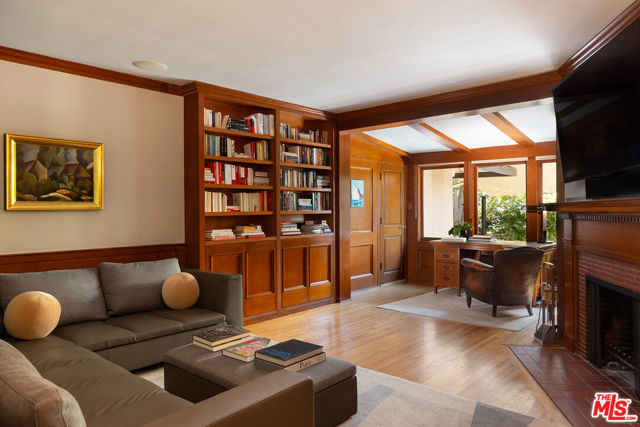 3818 Hollyline Avenue, Sherman Oaks CA: https://media.crmls.org/mediaz/ca04e38c-3b08-44ae-b875-318c63db7c52.jpg