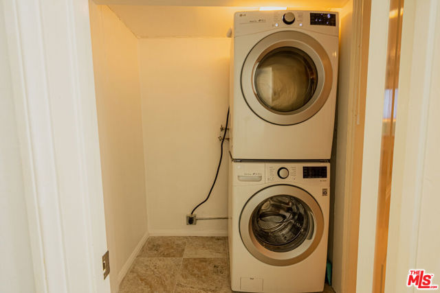 645 Magnolia Boulevard, Burbank CA: https://media.crmls.org/mediaz/ca0514e8-e9f5-4d70-977d-4d5ebf701448.jpg