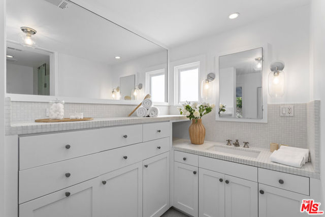 1016 Indiana Court, Venice CA: https://media.crmls.org/mediaz/ca0582ec-60ba-4ada-9883-a2c4eafbb05e.jpg