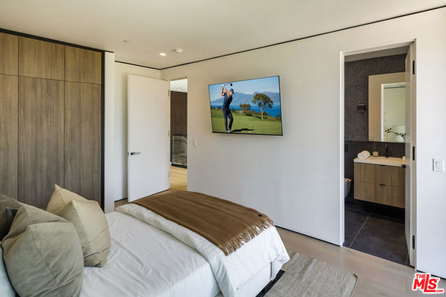 137 S Wetherly Drive, Beverly Hills CA: https://media.crmls.org/mediaz/ca05a8f1-e4c9-432d-bb21-6520e91b4347.jpg