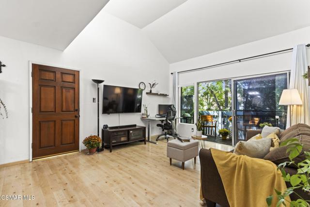 5700 Etiwanda Avenue, Tarzana CA: https://media.crmls.org/mediaz/ca05f066-a2ff-42d1-9c50-21f6074aaaae.jpg