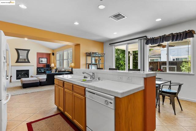 907 Snapdragon Way, Brentwood CA: https://media.crmls.org/mediaz/ca08888e-ef82-41fc-8fb6-4990c94c9c33.jpg