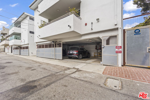 1254 9th Street, Santa Monica CA: https://media.crmls.org/mediaz/ca0905e8-f334-4b5a-9545-515858c00ed8.jpg