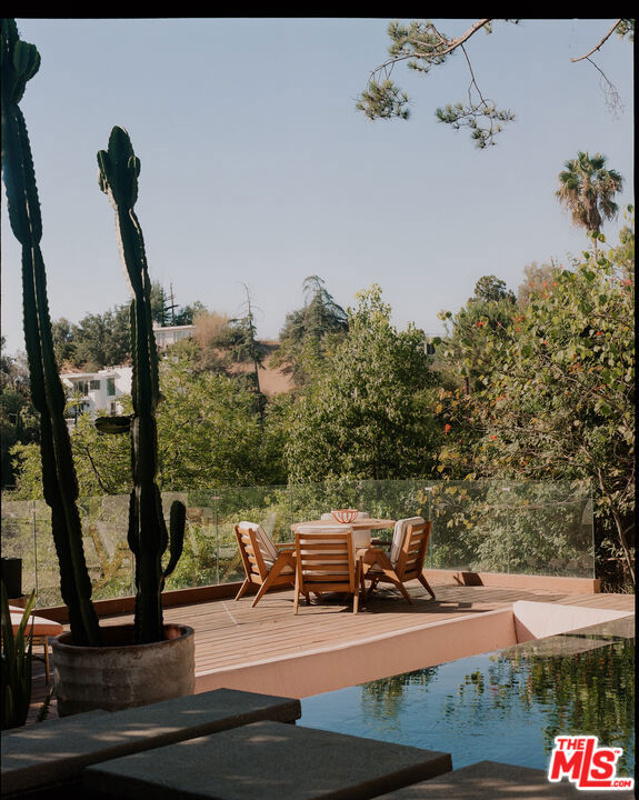 https://media.crmls.org/mediaz/ca09e02c-4432-421e-9859-f1668e6f830d.jpg?preset=X-Large