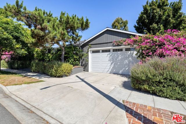 800 N Rose Street, Burbank CA: https://media.crmls.org/mediaz/ca0acb41-c134-4018-bd0a-5ee1a45200ce.jpg