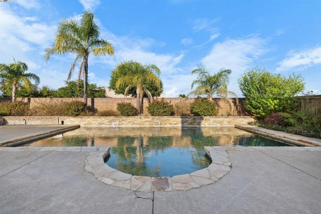 1060 swan river ct, Vacaville CA: https://media.crmls.org/mediaz/ca0be09e-3482-415e-a555-99f59fb6315e.jpg
