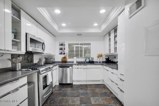 1218 S Westlake Boulevard, Westlake Village CA: https://media.crmls.org/mediaz/ca0cd79a-9fcf-436c-9d16-67fd08a6584c.jpg