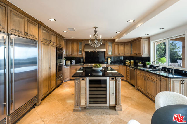8000 Oceanus Drive, Los Angeles CA: https://media.crmls.org/mediaz/ca0d1fab-ebd6-480c-9112-badd13b50455.jpg