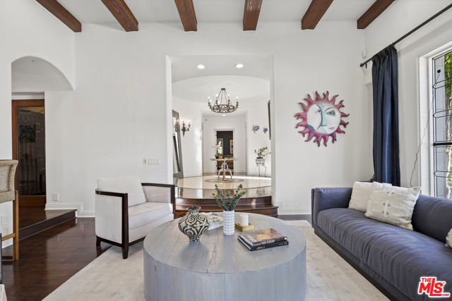 18414 Corazon Circle, Tarzana CA: https://media.crmls.org/mediaz/ca0dad1b-a76e-41cb-9266-68f85a14b57e.jpg