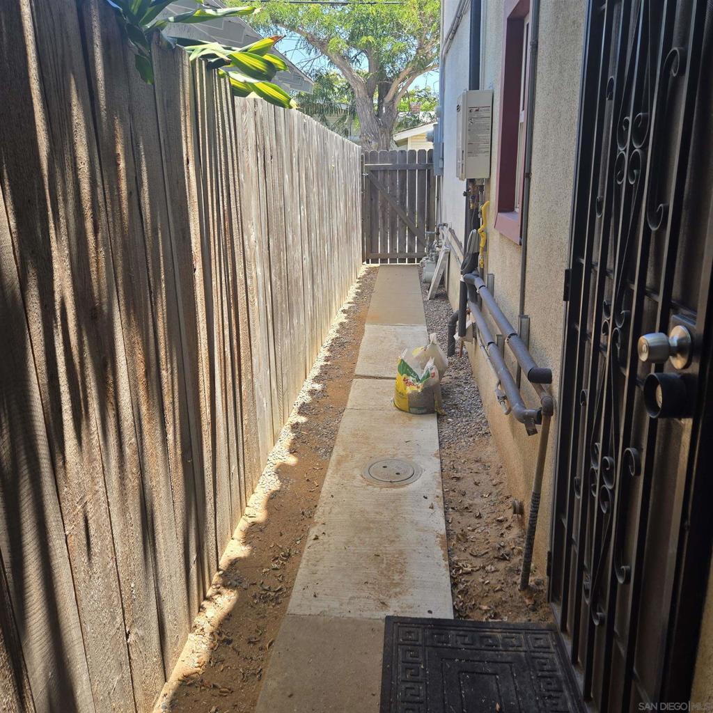 https://media.crmls.org/mediaz/ca0dc86d-5438-49d0-8634-d1ed04673c9e.jpg?preset=X-Large