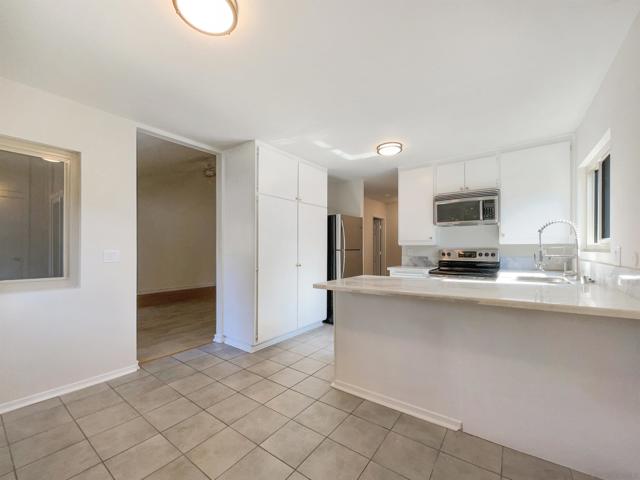 5513 Adobe Falls Rd, San Diego CA: https://media.crmls.org/mediaz/ca0dd3b8-ab4e-453e-8c96-bf516c75442a.jpg