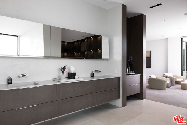 9405 Sierra Mar Place, Los Angeles CA: https://media.crmls.org/mediaz/ca0f7d45-2d17-41e1-9f0d-1ab1bcb4905b.jpg