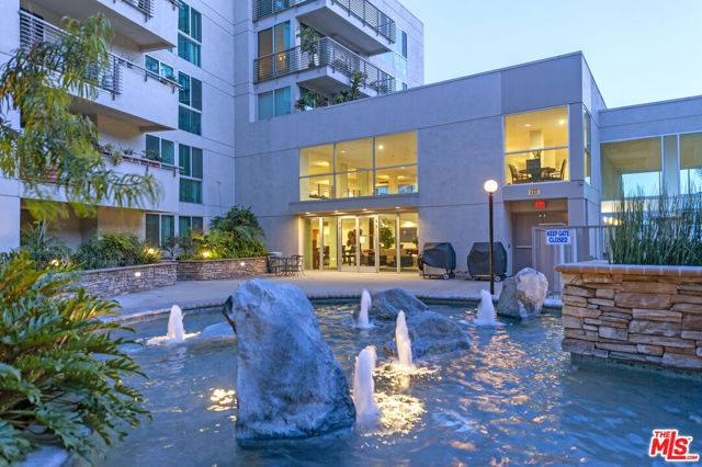 267 S San Pedro Street, Los Angeles CA: https://media.crmls.org/mediaz/ca108e69-b385-459c-88bd-2d0df7cea4be.jpg