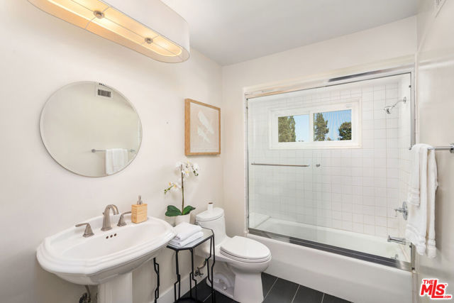 2771 Claray Drive, Los Angeles CA: https://media.crmls.org/mediaz/ca1143eb-c99d-4a3f-a161-263bb10f9a29.jpg