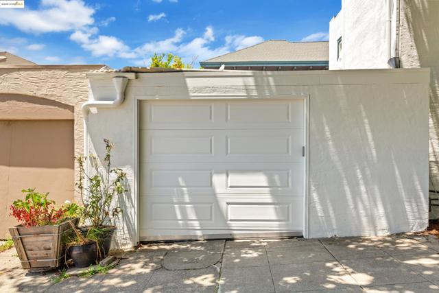 1539 E 38Th St, Oakland CA: https://media.crmls.org/mediaz/ca117fbf-7cde-4a02-b042-736759d6447b.jpg