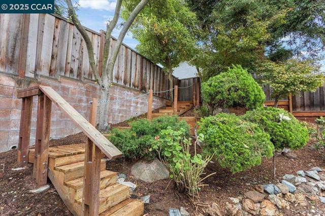 2326 Bramble Ct, Castro Valley CA: https://media.crmls.org/mediaz/ca1271e8-d9da-4f44-beb3-59c9e5e3a4e8.jpg