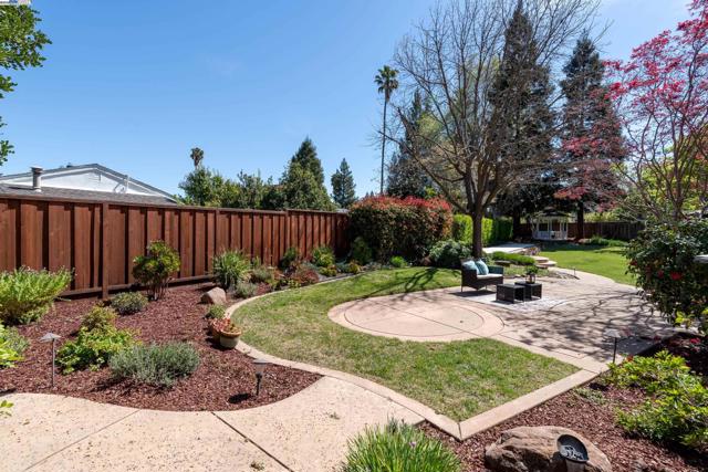 310 Trestle Glen Ct, Walnut Creek CA: https://media.crmls.org/mediaz/ca12adfe-fa57-4ea6-8e09-37089f45e8b2.jpg