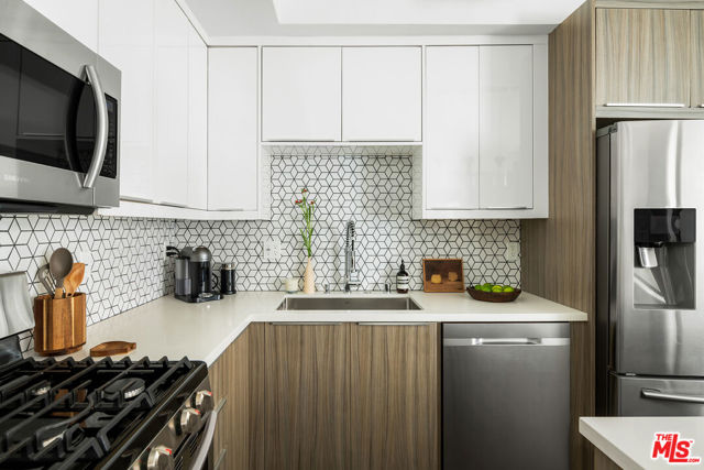 5154 W Redondo Court, Los Angeles CA: https://media.crmls.org/mediaz/ca12e845-79d5-4202-aabb-7236056749f0.jpg