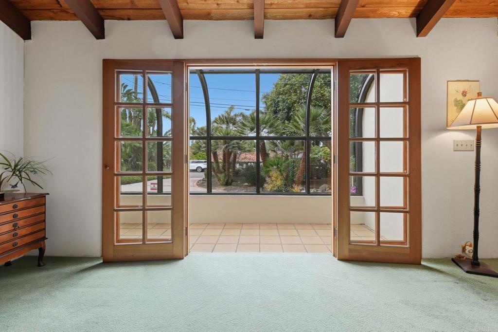 1042 Hymettus Avenue - photo 11