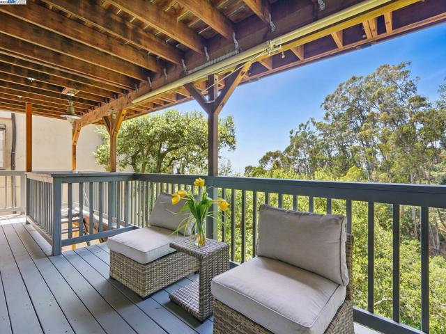 2323 Mastlands Dr, Oakland CA: https://media.crmls.org/mediaz/ca13ac64-4267-42f1-abd4-6232e8c70f92.jpg