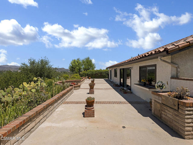 2031 Channelford Road, Westlake Village CA: https://media.crmls.org/mediaz/ca14370b-4555-47db-a661-d9162872e8f4.jpg