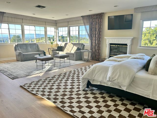 11502 Dona Teresa Drive, Studio City CA: https://media.crmls.org/mediaz/ca167c47-5ae3-4c64-827a-f51c19b4e228.jpg