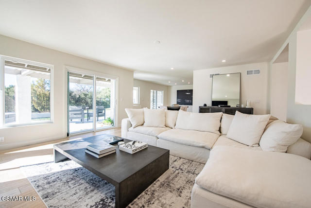 1725 Royal Saint George Drive, Westlake Village CA: https://media.crmls.org/mediaz/ca1717c9-67a8-4280-af38-f0be4ea54605.jpg