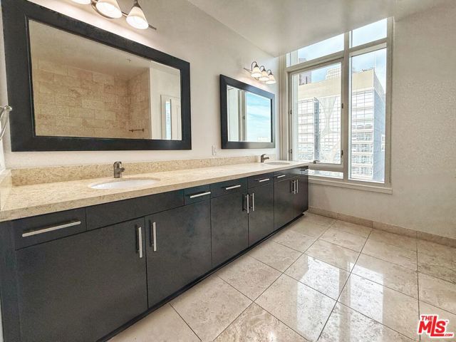 717 W Olympic Boulevard, Los Angeles CA: https://media.crmls.org/mediaz/ca180306-b2d2-44fa-aed0-e1cfe94ce24b.jpg