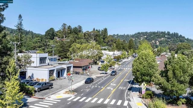 100 Black Log Rd, Kentfield CA: https://media.crmls.org/mediaz/ca1823de-2f8a-4bae-830d-7c0057f797bd.jpg