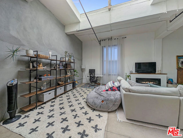 738 S Los Angeles Street, Los Angeles CA: https://media.crmls.org/mediaz/ca1ad9ae-a17e-415b-a351-feabbcc71648.jpg